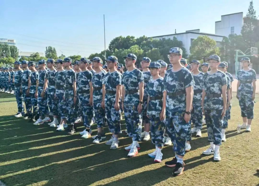 迷彩綻芳華，高中軍訓火熱進行中